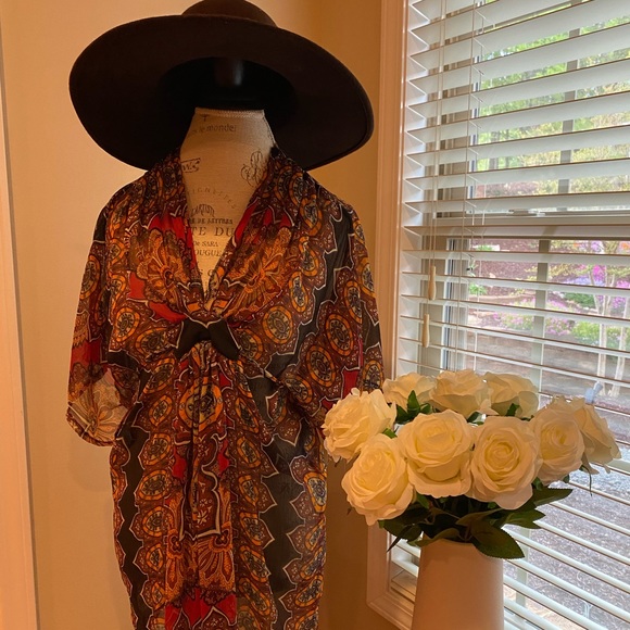 Beautiful blouse! Nice and rich combination color - Picture 2 of 8